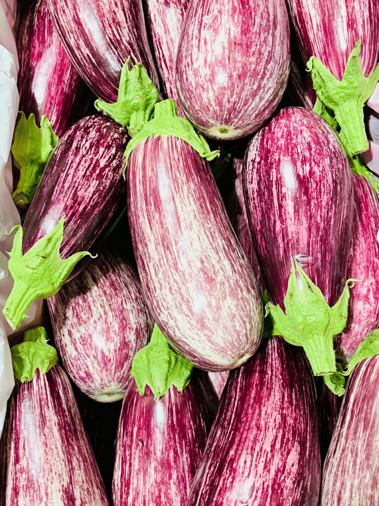 Quel que soit le type choisi, l’aubergine est un ingrédient polyvalent et délicieux, riche en saveurs et en bienfaits nutritionnels.