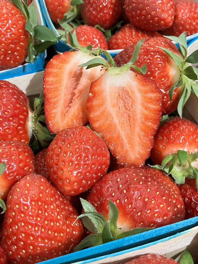 Le printemps s'est bien installé sur le carreau de SOLY Marché avec une gramme fraises toutes plus savoureuses et gourmandes les unes que les autres !