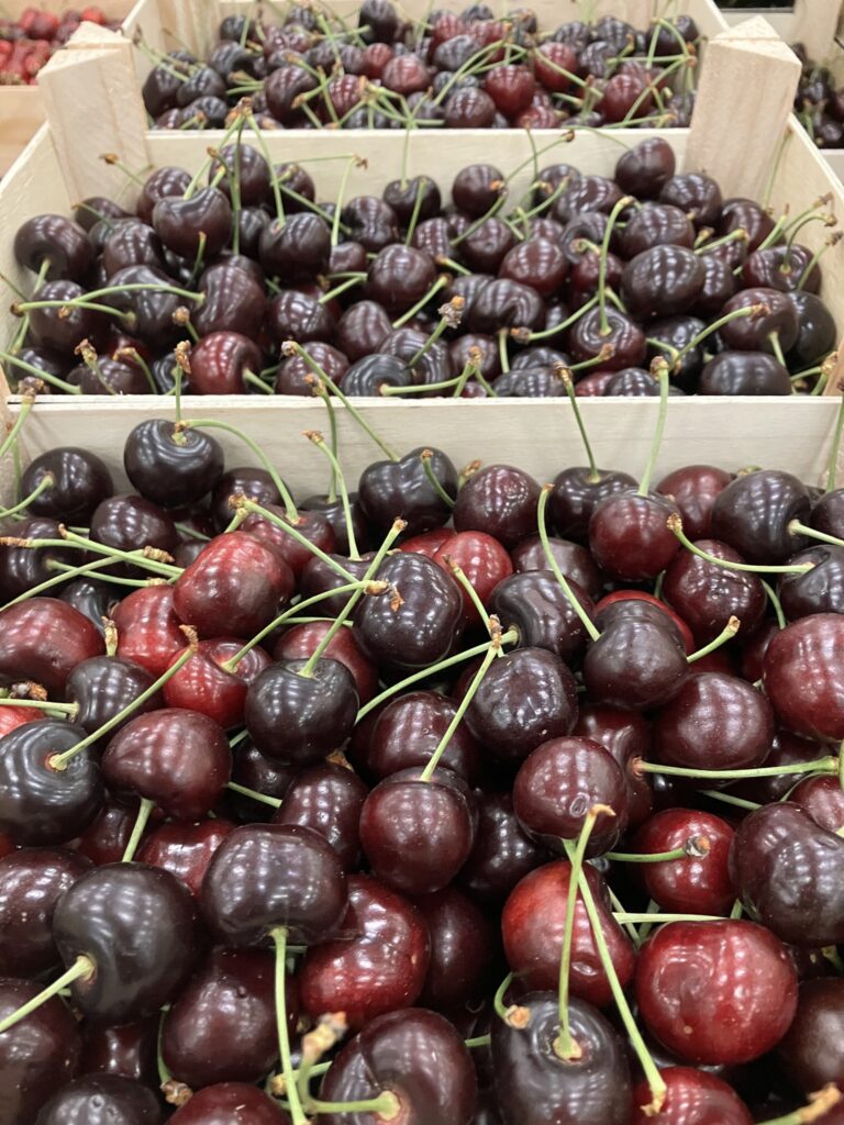 La campagne des cerises est lancée chez SOLY Marché avec la Folfer et l'Aryane.