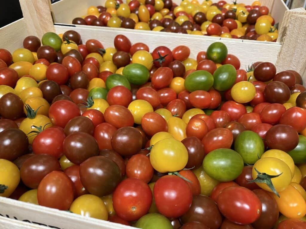 Chez SOLY Marché, le soleil est dans les cœurs ET sur les étals avec notre gamme française de tomates et poivrons !