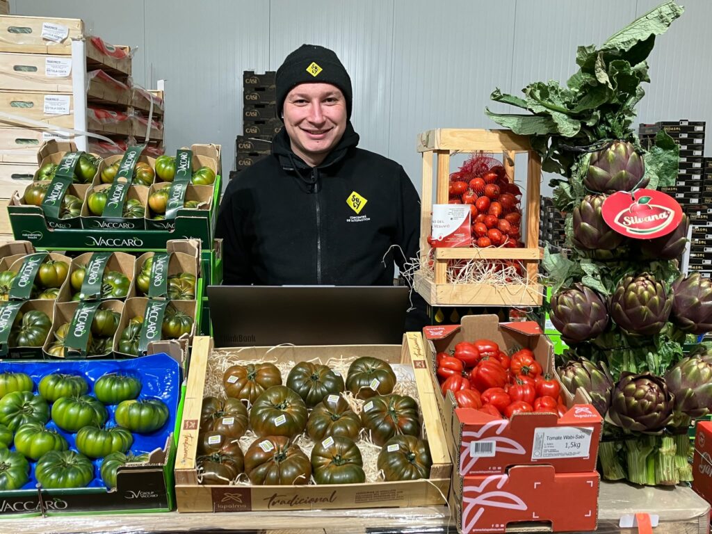 La passion anime nos équipes et c’est grâce à cela que nous pouvons, au quotidien, mettre à disposition de nos clients, des fruits et légumes frais italiens de haute qualité.