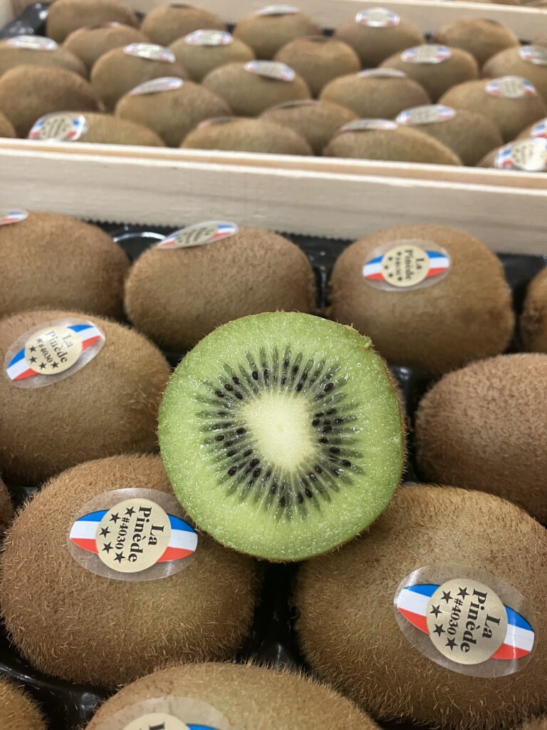 Bien plus qu’un fruit, le kiwi est aujourd’hui devenu un incontournable dans la corbeille de fruits des ménages français.